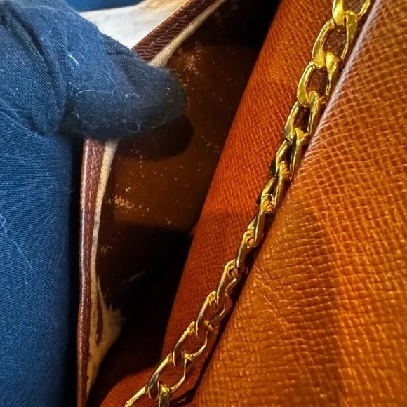 LOUIS VUITTON
Monogram Porte Tresor Etui Papiers
Wallet vintage converted - Picture 11 of 15